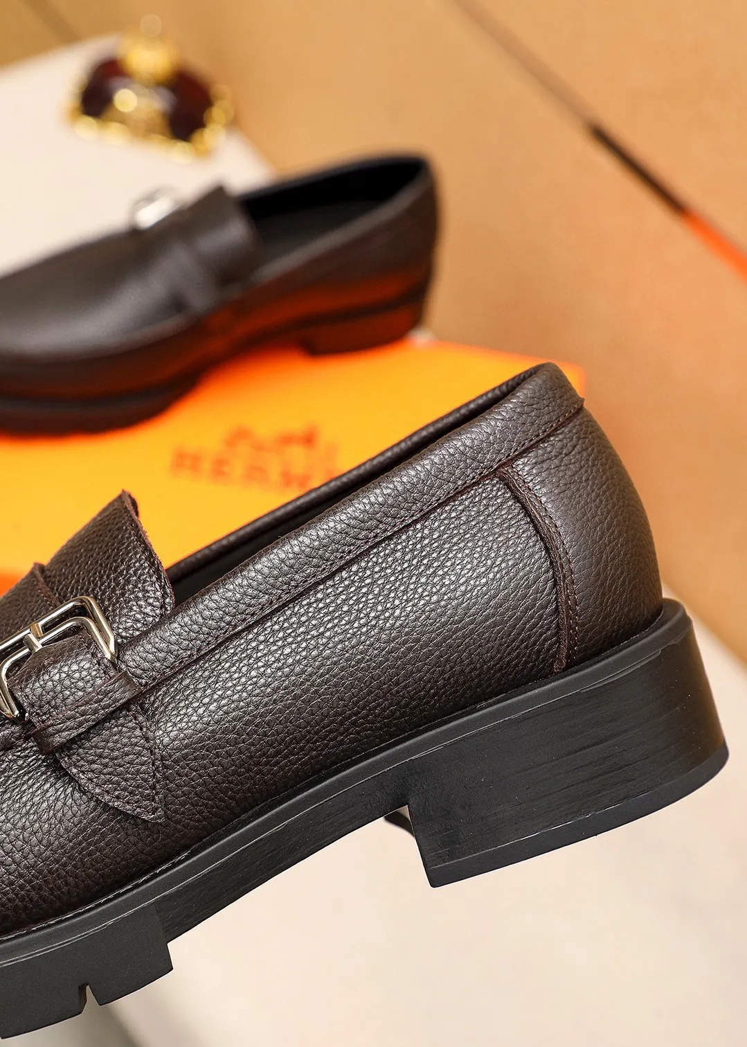 Men's shoes 💰460 💐 Product trademark: HERMES "Hermès" casual leather shoes Regular size: 39-44 (38.45🉑️customized) Product materials: Selected imported first-layer pebbled cowhide leather upper + classic hardware buckle, imported water-dyed 🐂 cowhide lining. Strong three-dimensional visual effect, non-slip and wear-resistant rubber outsole Color: 2⃣️colors available